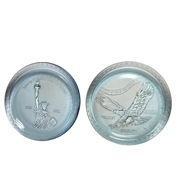 Set of 2 Tiara Indiana Glass Ice Blue Statue of Liberty & Eagle Collector Plates - Picture 1 of 9